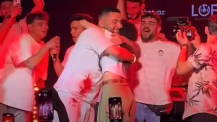 Azərbaycanlı reperdən səhnədə evlilik təklifi - VİDEO