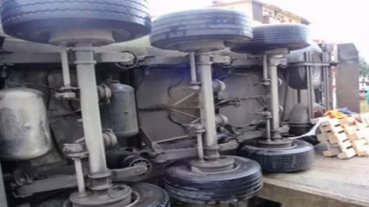 Minik avtomobili Türkiyə TIR-ı ilə toqquşdu - Ölən var