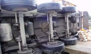 Minik avtomobili Türkiyə TIR-ı ilə toqquşdu - Ölən var