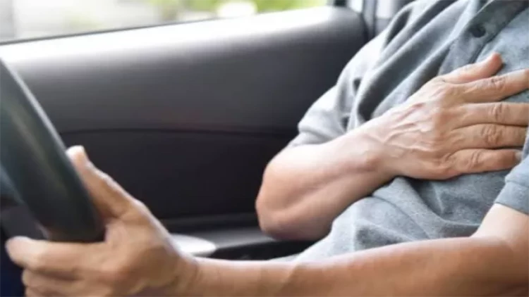 Sükan arxasında infarkt keçirdi - Avtomobillər toqquşdu