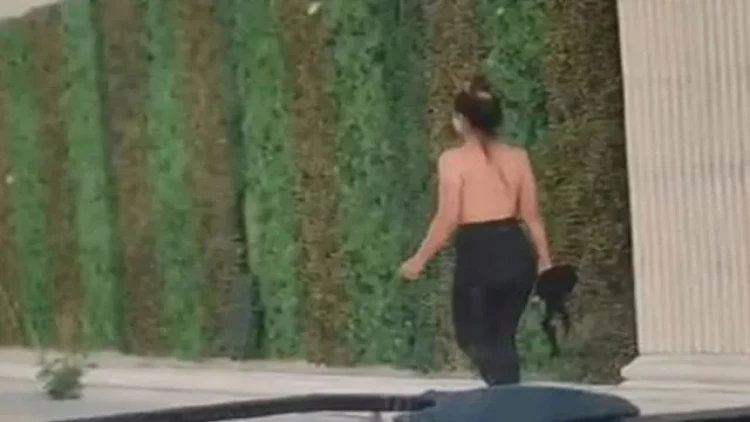 Küçədə yarıçılpaq gəzən qadın görənləri təəccübləndirdi - VİDEO