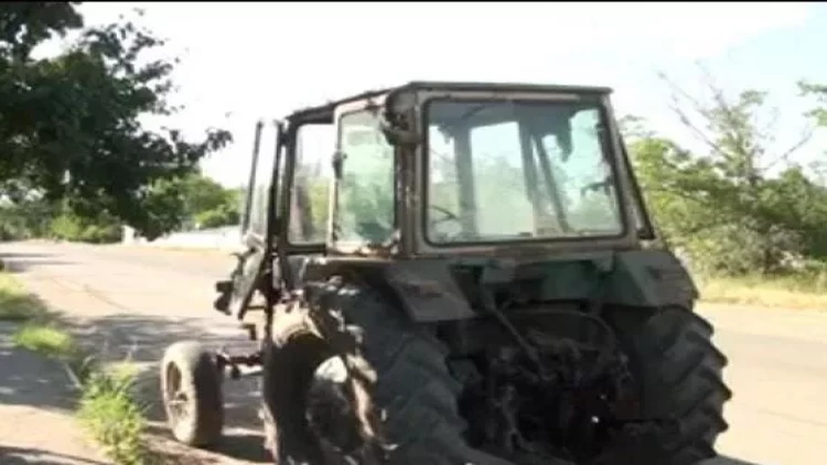 Minik maşını traktorla toqquşdu, 2 bacı yaralandı - FOTO