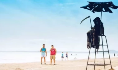 O, ölüm mələyi qiyafəsində çimərliklərdə gəzir - FOTOlar