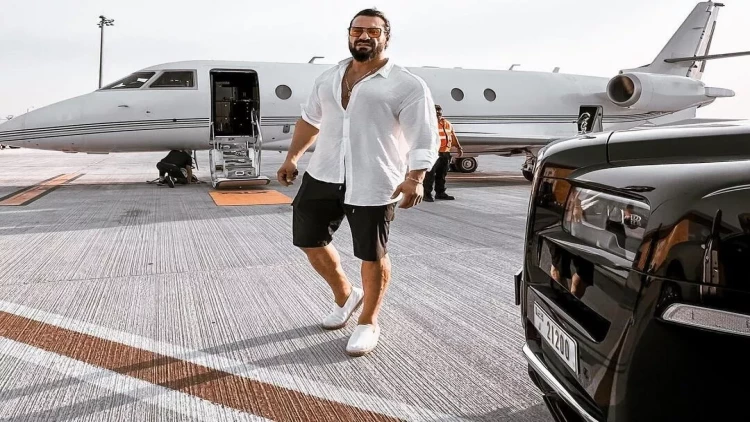 Azərbaycanlı idmançı atasına maşın hədiyyə verdi - VİDEO