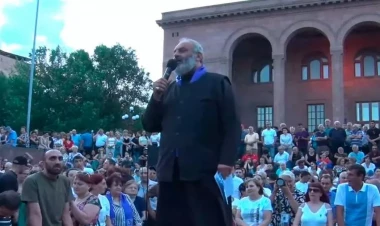 Ermənistanda parlament binası yaxınlığında müxalifətin mitinqi keçirilir