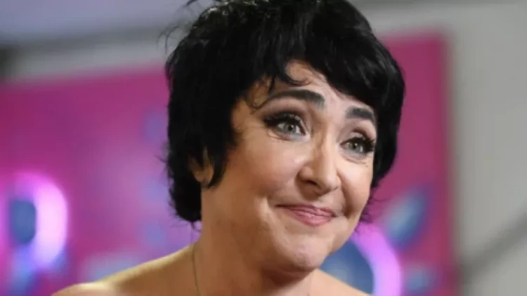 Rusiyalı məşhur mərasimə milyon dollarlıq zinət əşyası ilə gəldi - FOTO