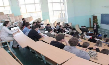 Azərbaycanda tələbənin dərsdəki hərəkəti qınandı - VİDEO