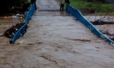 Sel Qusarçay üzərindəki körpüdə təhlükə yaratdı - VİDEO