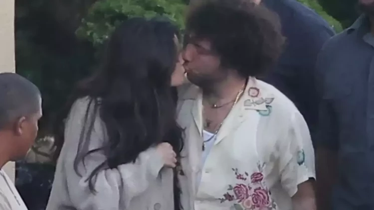 Öpüşərkən görüntüləndilər - FOTO