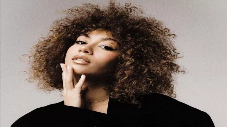 Azərbaycanlı model alt paltarında Bakıda küçədə gəzdi - VİDEO