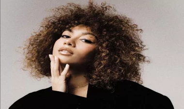 Azərbaycanlı model alt paltarında Bakıda küçədə gəzdi - VİDEO