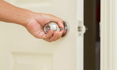 Qəribə səslər eşitdi, qapını açdı, görün nə ilə üzləşdi – FOTO