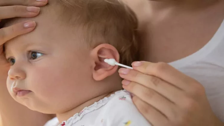 Körpələrin qulaqlarını TƏMİZLƏMƏYİN YOLU