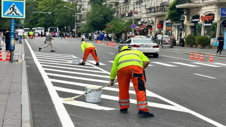 Daha bir küçədə xüsusi hərəkət zolaqlarının təşkilinə başlanıldı