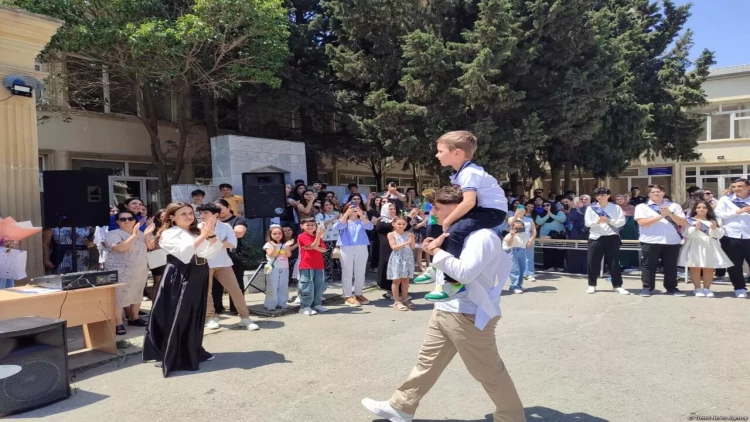 Qayğısız illərin 