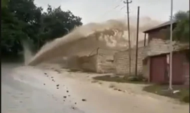 Qəçrəşdə su borusu partladı, ətrafı su basdı - VİDEO