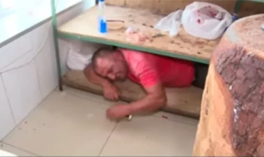 Bakıda kameranı görən qəssab piştaxtanın altına girdi - VİDEO