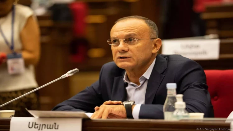 Simonyan Seyran Ohanyanı tribunadan QOVDU - VİDEO