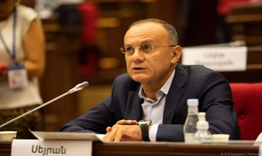 Simonyan Seyran Ohanyanı tribunadan QOVDU - VİDEO