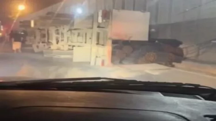 Bakıda gecə saatlarında ağır qəza: Çoxtonnajlı maşın aşdı - VİDEO