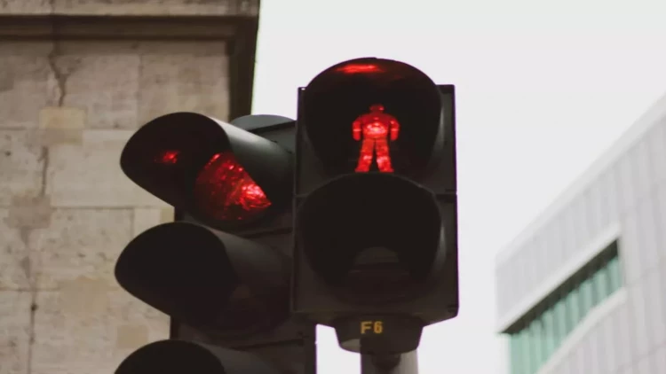 Qırmızı işıqda keçənlər 100 manat cərimələnəcək
