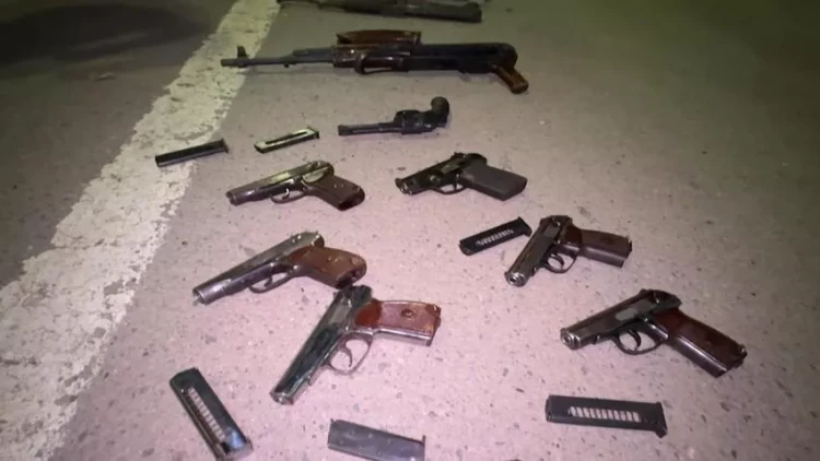 Gəncədə 12 ədəd avtomat və tapança satan şəxs saxlanılıb - FOTO