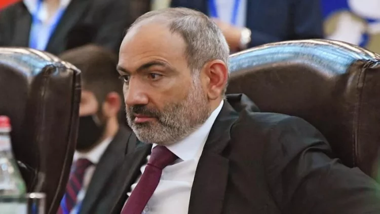 İstefa verməyən Paşinyan –  keşiş və havadarlarının ələ saldığı cəmiyyət