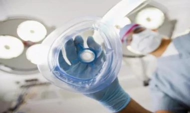 Bakıda məşhur klinikada çalışan həkim sinə əməliyyatı etdiyi qadınla münasibətdə oldu