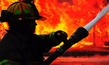 Azərbaycanda oğlan anasının evini, bacısının maşınını yandırdı