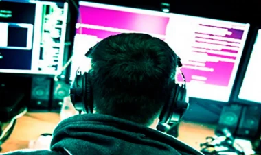 Aylıq internet puluna görə anasını döydü