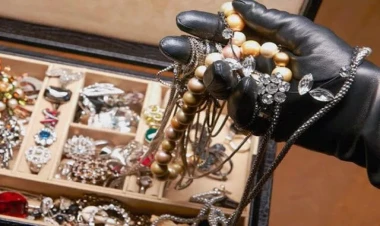 Evdən 26 min manatlıq qızıl oğurladılar