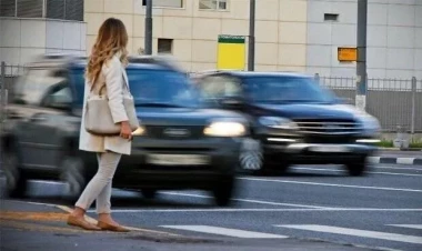 Bakıda avtomobil 39 yaşlı qadını vuraraq ağır xəsarət yetirdi