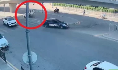 Bakıda idarəetməni itirən avtomobil işıqforu yararsız hala saldı - VİDEO