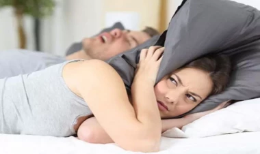 Xorultu və mədə yanmasını azaltmaq üçün hansı tərəfdə yatmaq lazımdır?