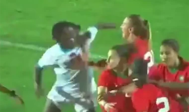 “Qalatasaray”ın qadın futbolçusu rəqibinə yumruq vurdu - VİDEO