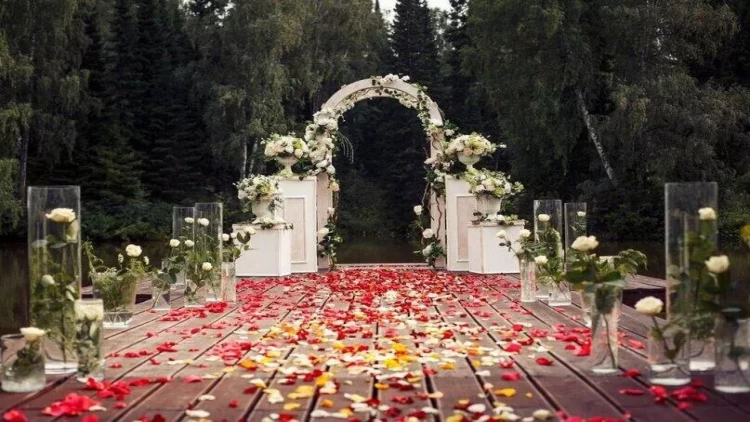 Myanmarda toy keçirilən yer bombalandı - Xeyli ölən var