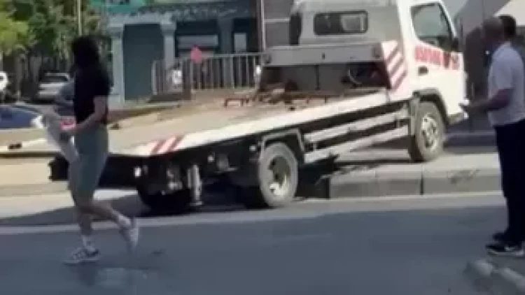 Bakıda evakuator sürücüsü qaydaları heçə sayıb bordürə çıxdı - VİDEO