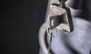 Qaçırdığı maşınla qəza törətdi