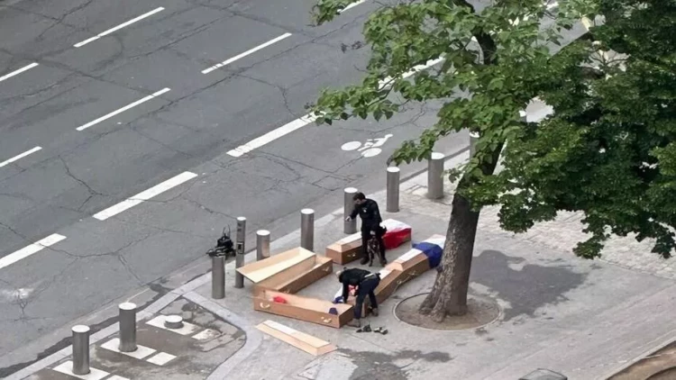 Fransada Eyfel qülləsi yaxınlığına bayraqlı tabutlar qoyuldu