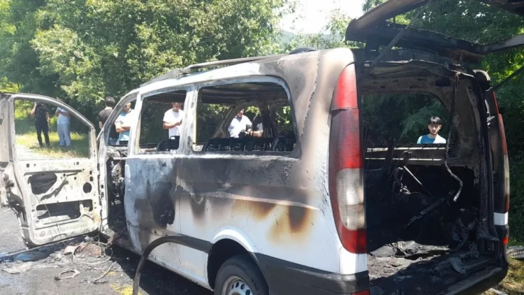 Qaxda mikroavtobus yandı - VİDEO