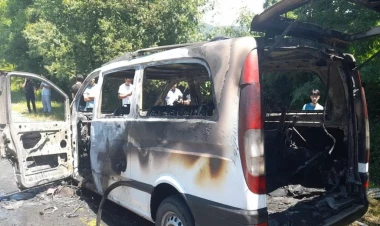 Qaxda mikroavtobus yandı - VİDEO