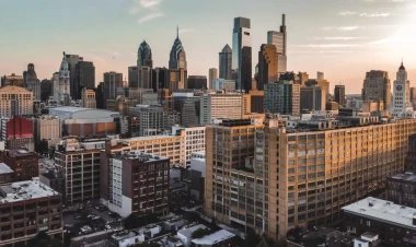 FETÖ rəhbərinin malikanəsini çəkmək istəyən türkiyəli jurnalistə hücum - VİDEO