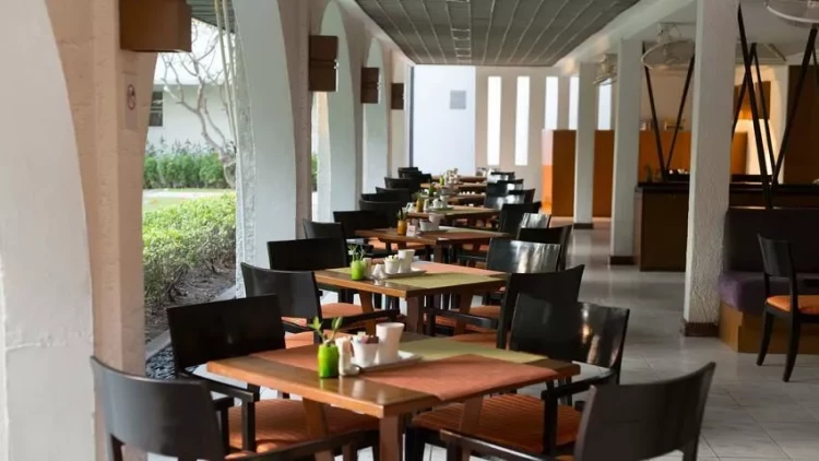 Naxçıvanda restoranda ofisiant işləyən qadın bıçaqlanıb