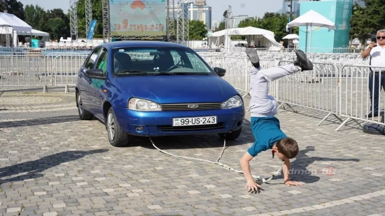 Bakı bulvarında 12 yaşlı pəhləvan dişləri ilə avtomobili dartıb - FOTO