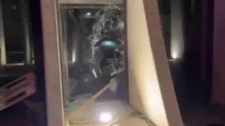 Saakaşvilinin partiyasının binasına hücum edildi - VİDEO