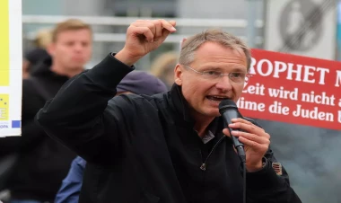 Alman siyasətçiyə küçədə hücum etdilər - FOTO