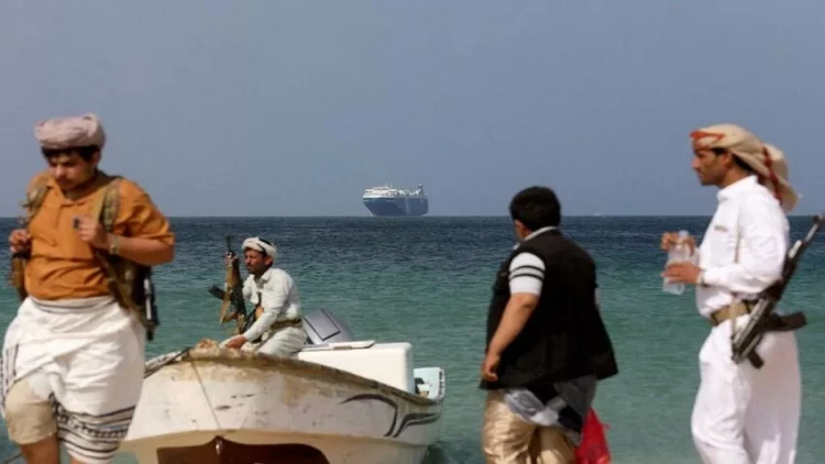 Husilər ABŞ gəmisinə raket zərbəsi endirdilər