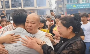 Doğuşda öldüyü deyilən uşaqları 33 il sonra qarşılarına çıxdı - FOTOlar