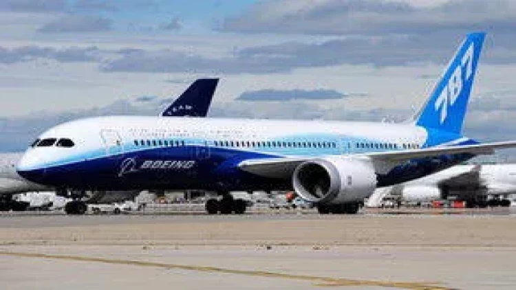 Niderlandda kişi təyyarənin işlək mühərrikinə düşdü