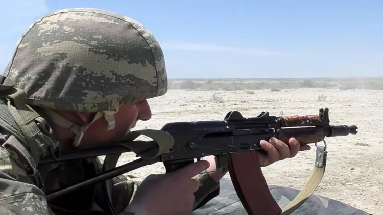 Hərbi vəzifəlilər şərti düşmən hədəflərini məhv etdi - VİDEO